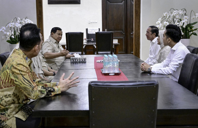 Presiden Indonesia Prabowo Subianto saat mengunjungi kediaman Presiden ke-7 RI Joko Widodo (Jokowi), di Sumber, Kota Surakarta, Provinsi Jawa Tengah, pada Minggu, 20 Juli 2025. [Foto: BPMI Setpres]